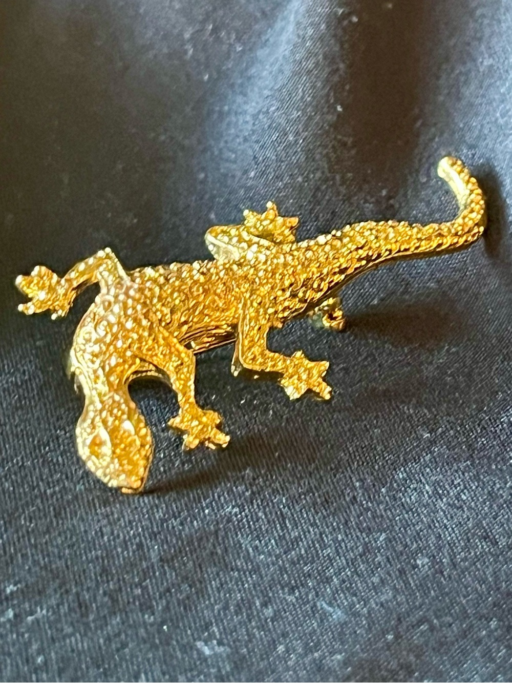 Vintage Gold Tone Textured Gecko Salamander Lizard Brooch Pin Reptile Scales VTG